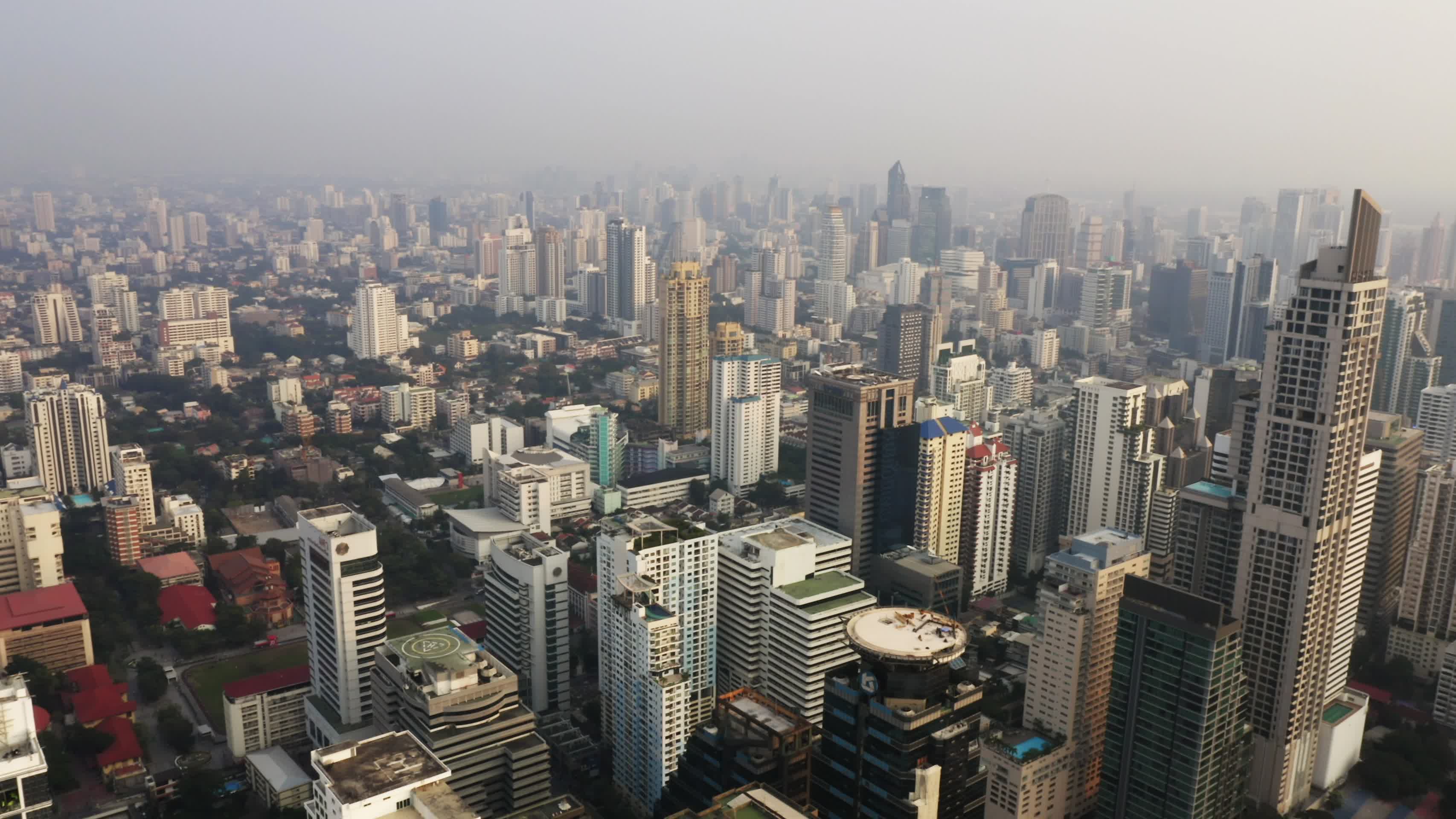 飞越曼谷城市高空航拍视频的预览图
