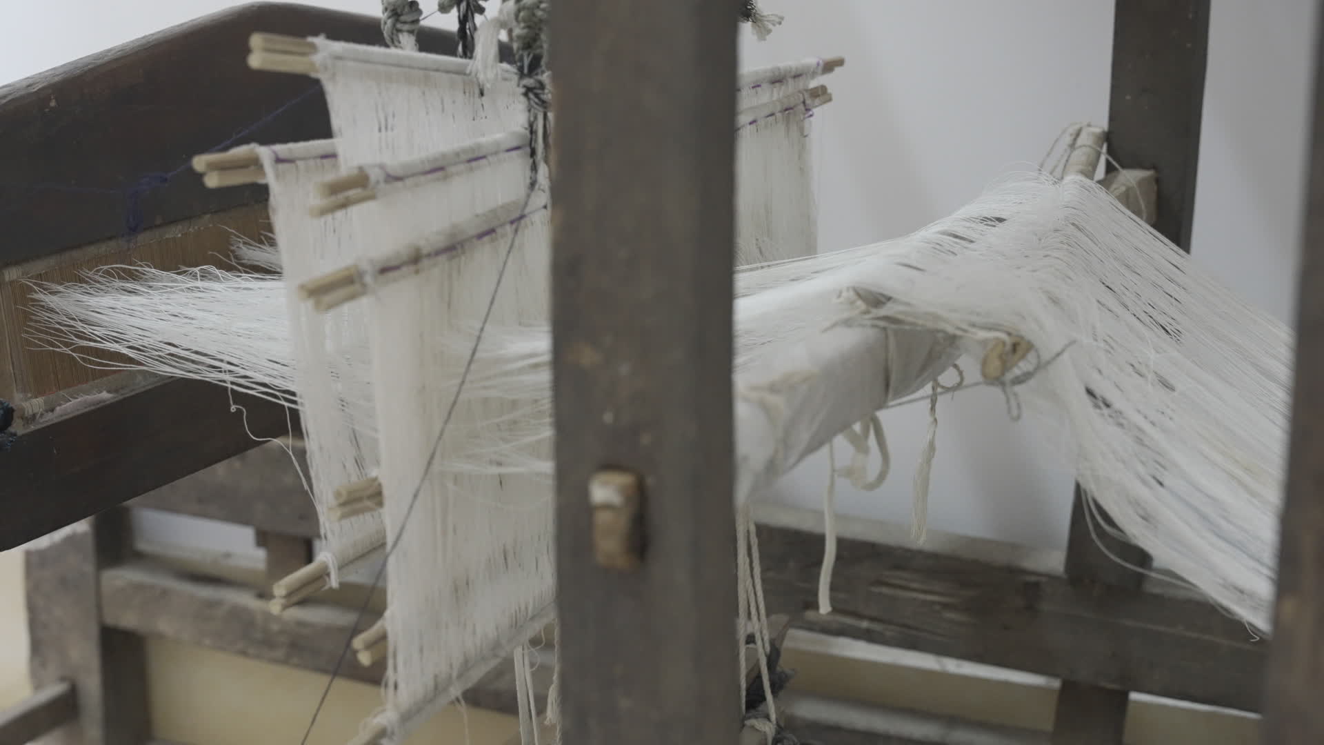 4K壮族古纺织机视频的预览图