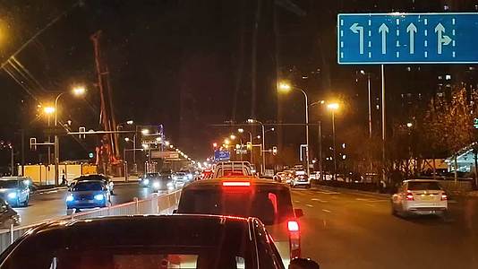 北方城市街道夜景高清视频视频的预览图