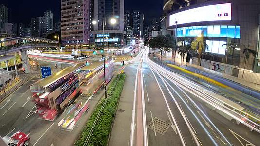 夜晚城市高速公路街道汽车流光视频的预览图