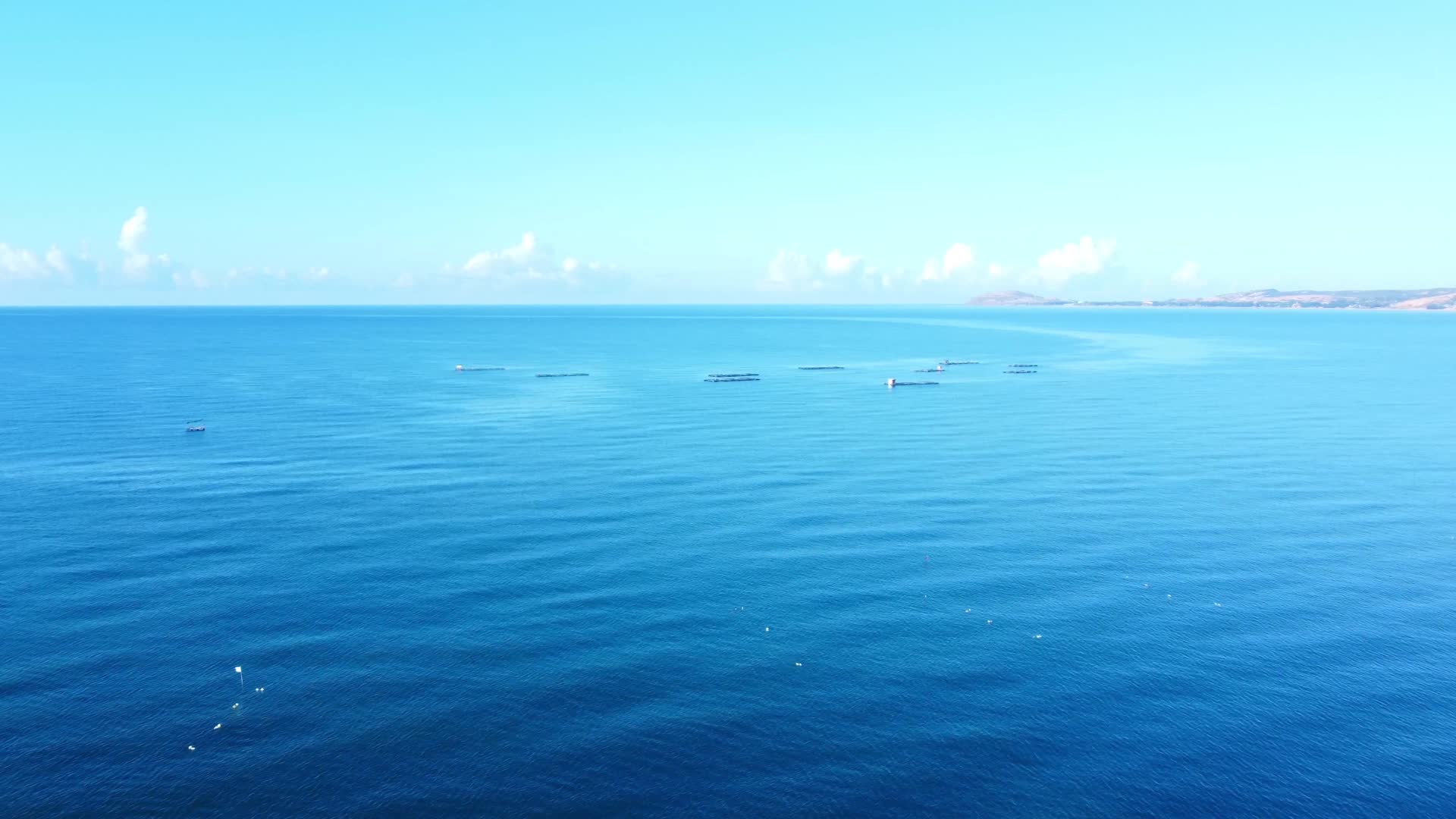 多云天空下的蓝色海洋景色视频的预览图