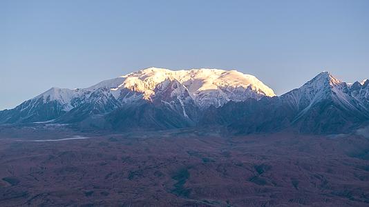 帕米尔高原慕士塔格峰蓝天白云视频的预览图
