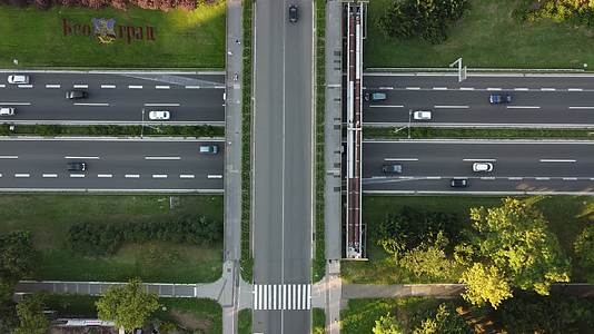 塞尔维亚城市车辆交通无人机拍摄视频的预览图