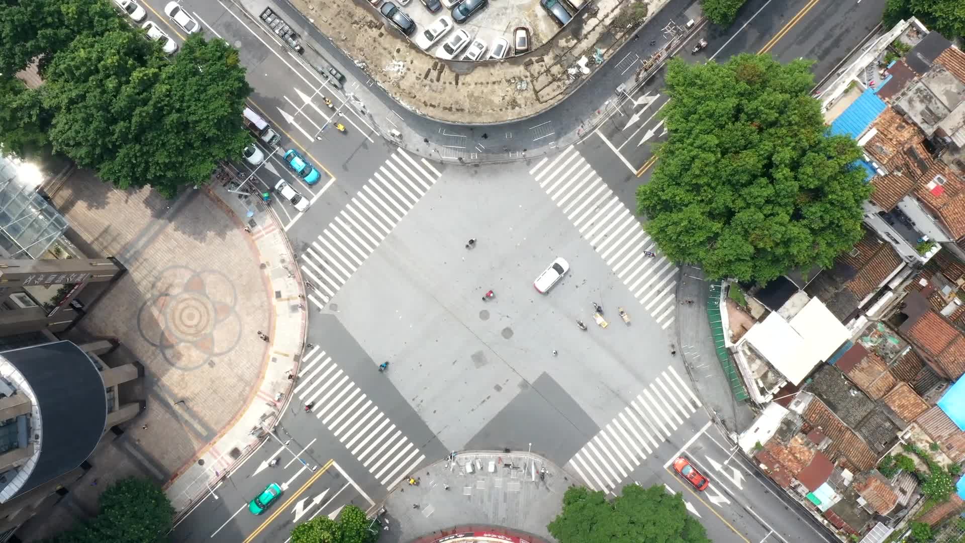 航拍俯拍城市十字路口车流延时视频的预览图