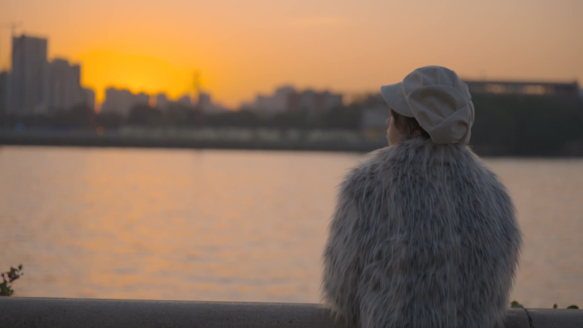 4K海边河边看日落的都市少女背影视频的预览图