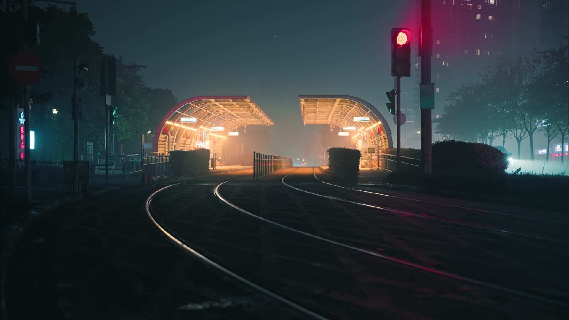 4K夜晚地铁高铁列车路面出入站台大雾视频的预览图