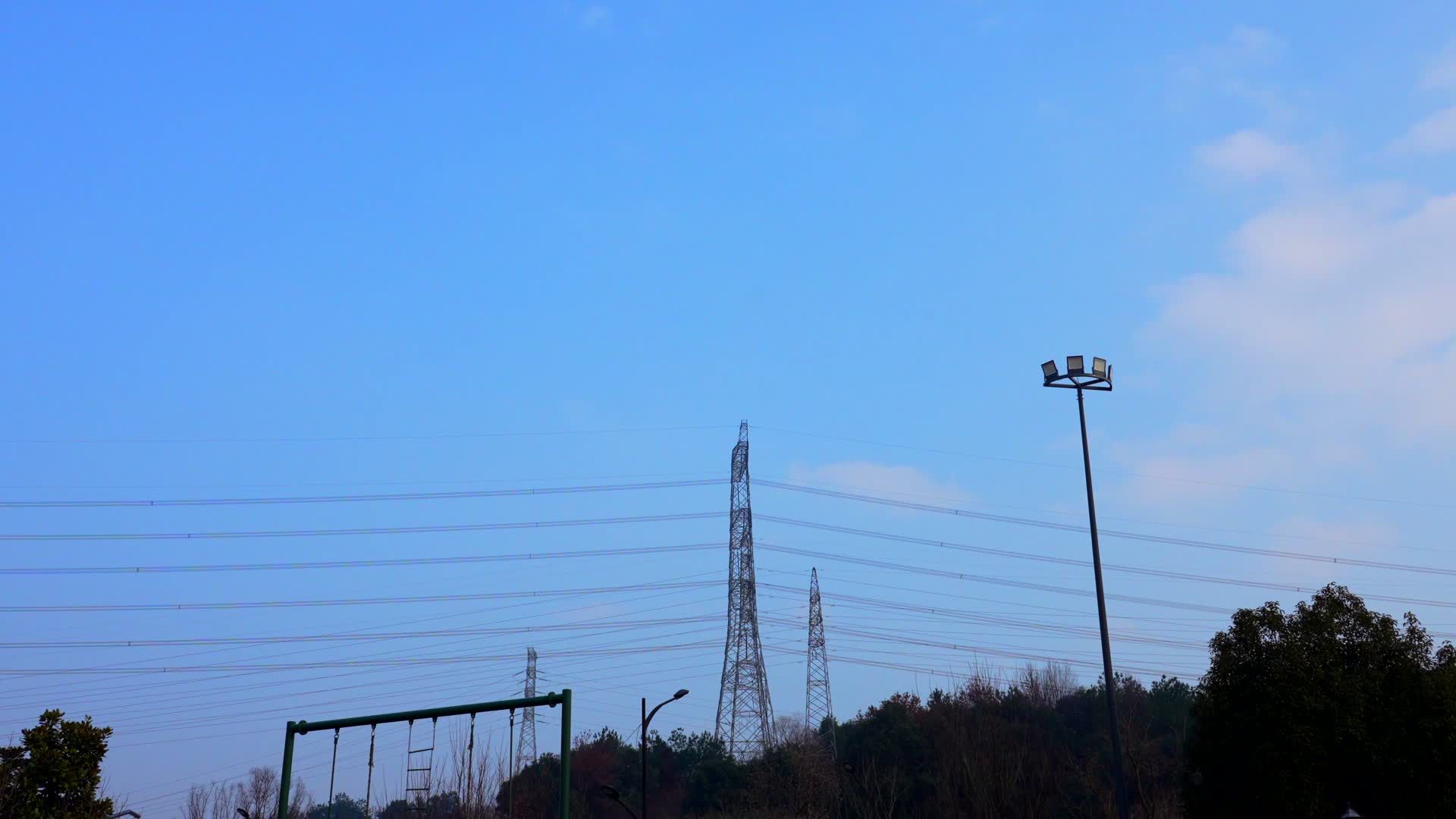 城市云下的电力塔视频的预览图