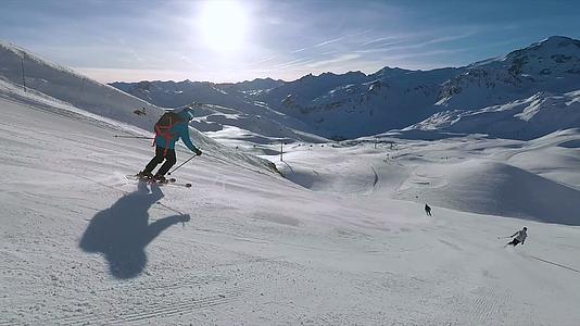 寒冷的冬天滑雪运动视频的预览图
