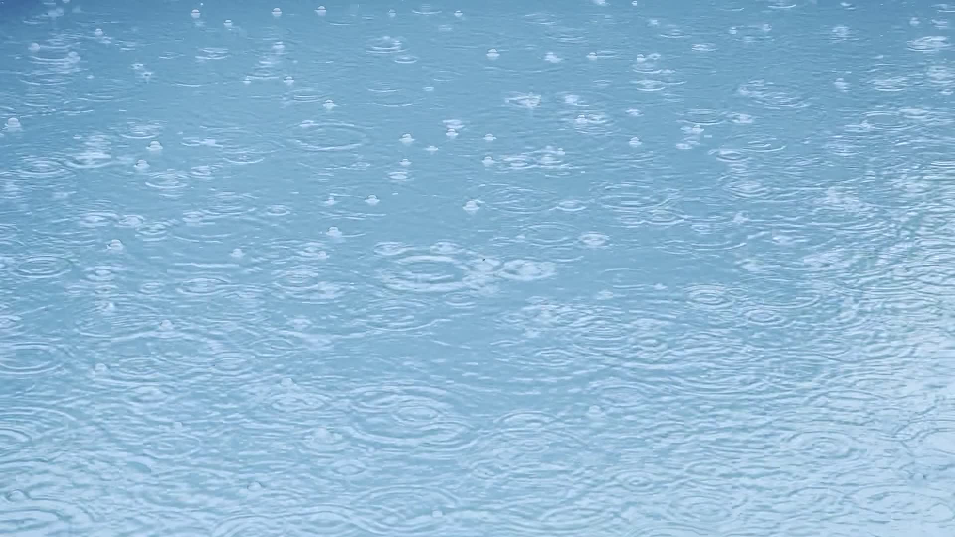 蓝色湖泊水面下雨雨滴视频的预览图