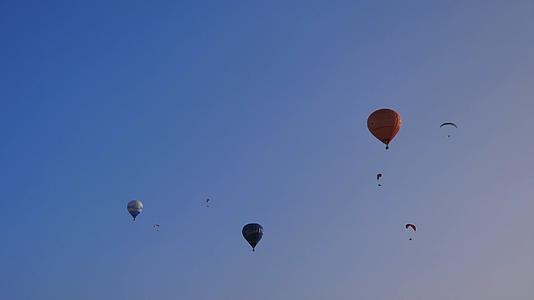 热气球飞行升空滑翔伞飞行视频的预览图