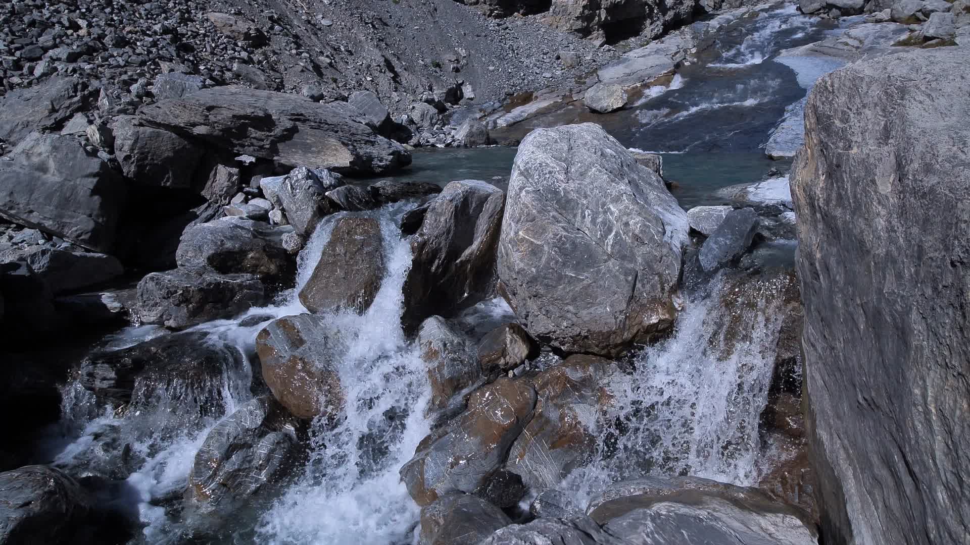 山中的小溪流水景观视频的预览图