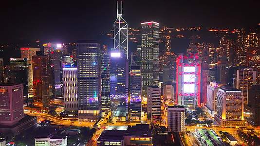 航拍香港维多利亚湾金融中心夜景中银大厦视频的预览图