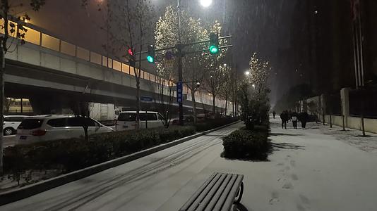 下雪的街头视频的预览图