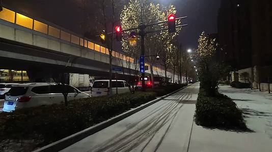 城市下雪夜景马路红绿灯空镜视频的预览图