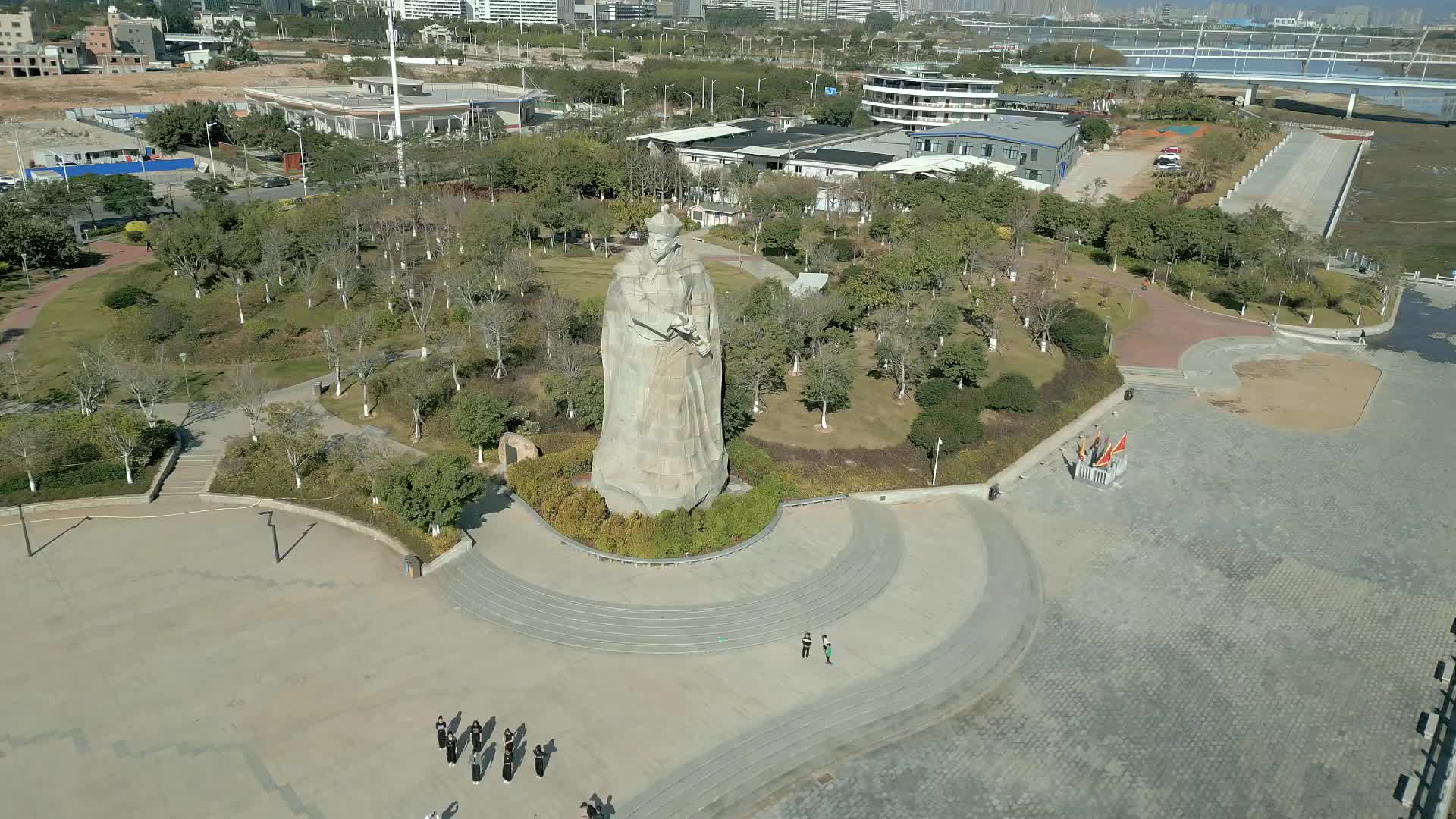 晴天航拍厦门丙洲岛陈化成主题公园视频的预览图