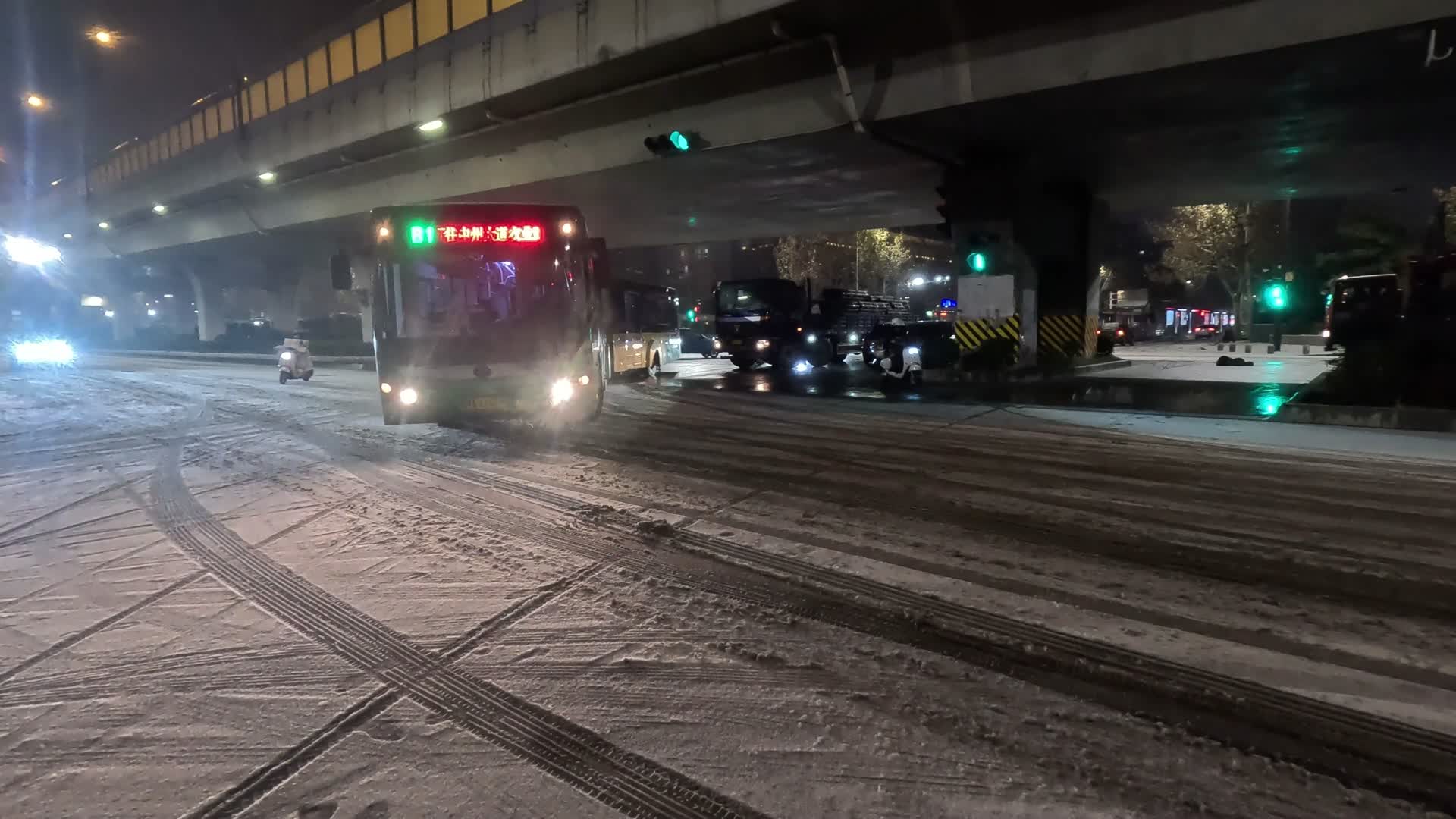 城市下雪马路汽车电动车公交车高清实拍视频的预览图