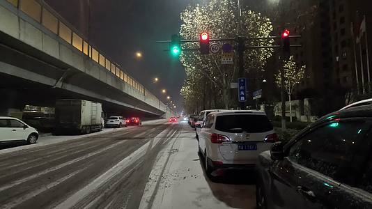雪夜红绿灯马路电动车高清实拍视频的预览图