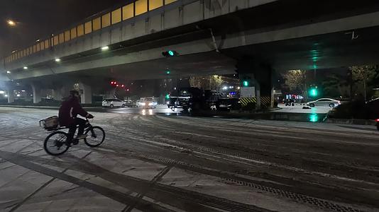 下雪天城市街头马路出租车行人视频的预览图