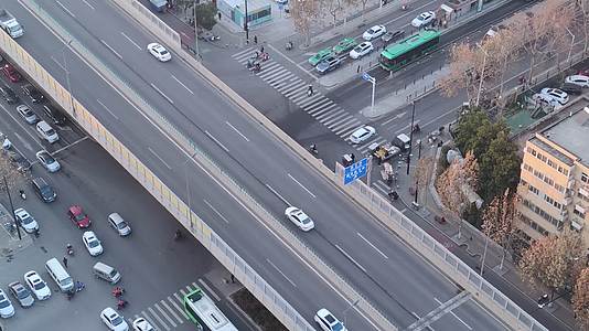 航拍高架桥汽车红绿灯行人视频的预览图