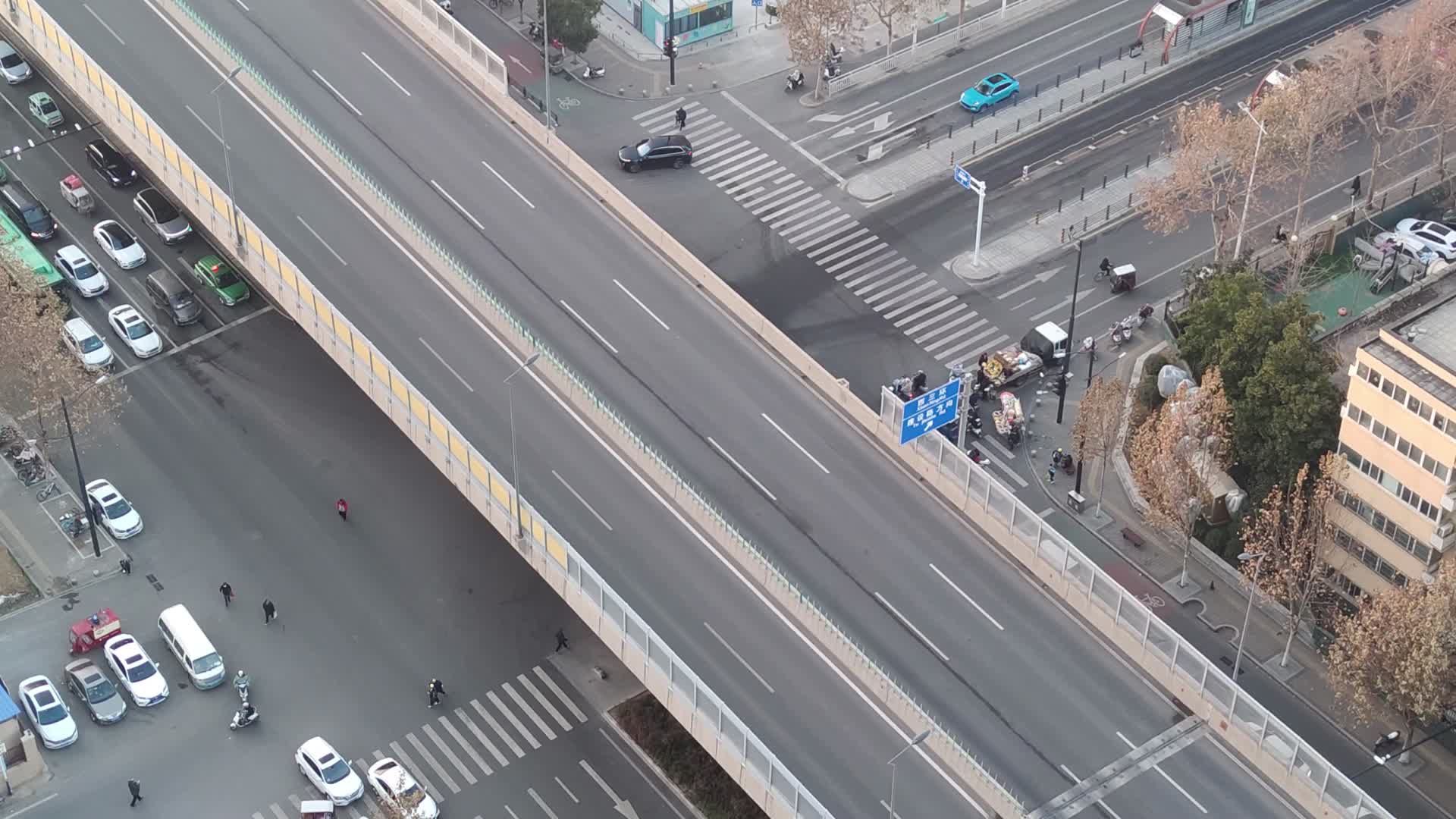 航拍十字街头高架桥汽车交通停车场视频的预览图