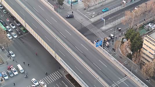 航拍十字街头高架桥汽车交通停车场视频的预览图