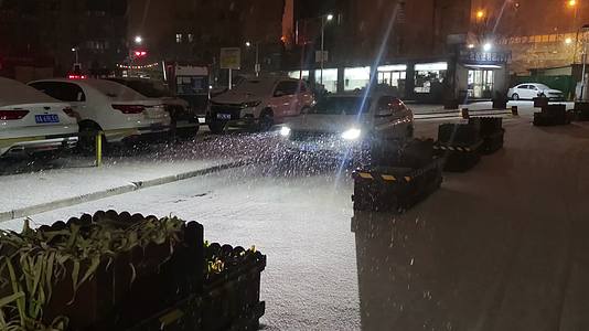 下雪行驶的汽车视频的预览图