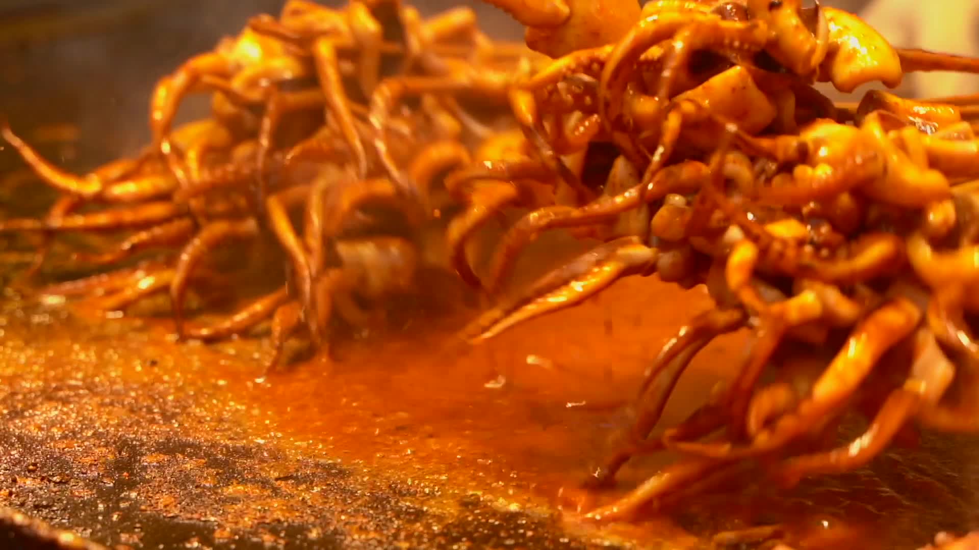 夜市美食铁板鱿鱼烧烤慢动作视频的预览图