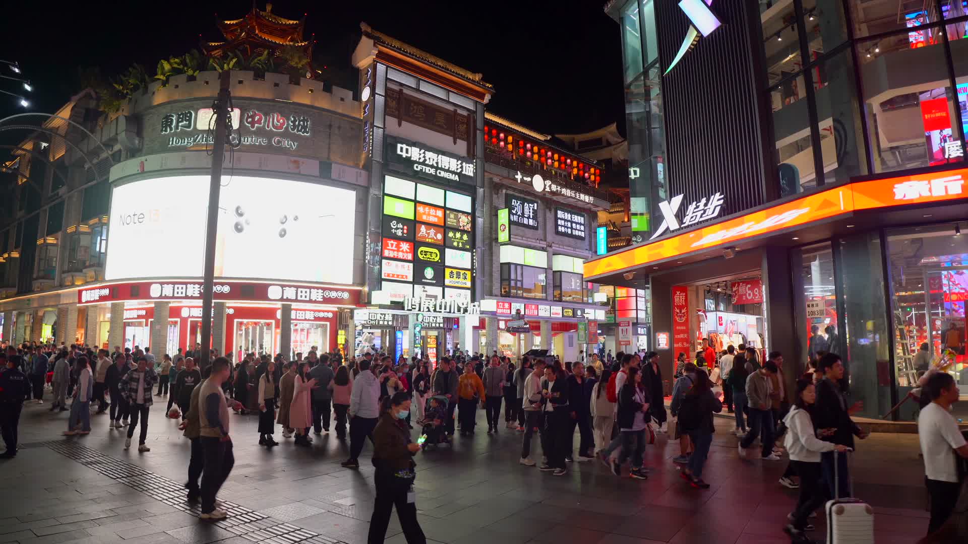 深圳东门老街步行街周末人群4K视频的预览图