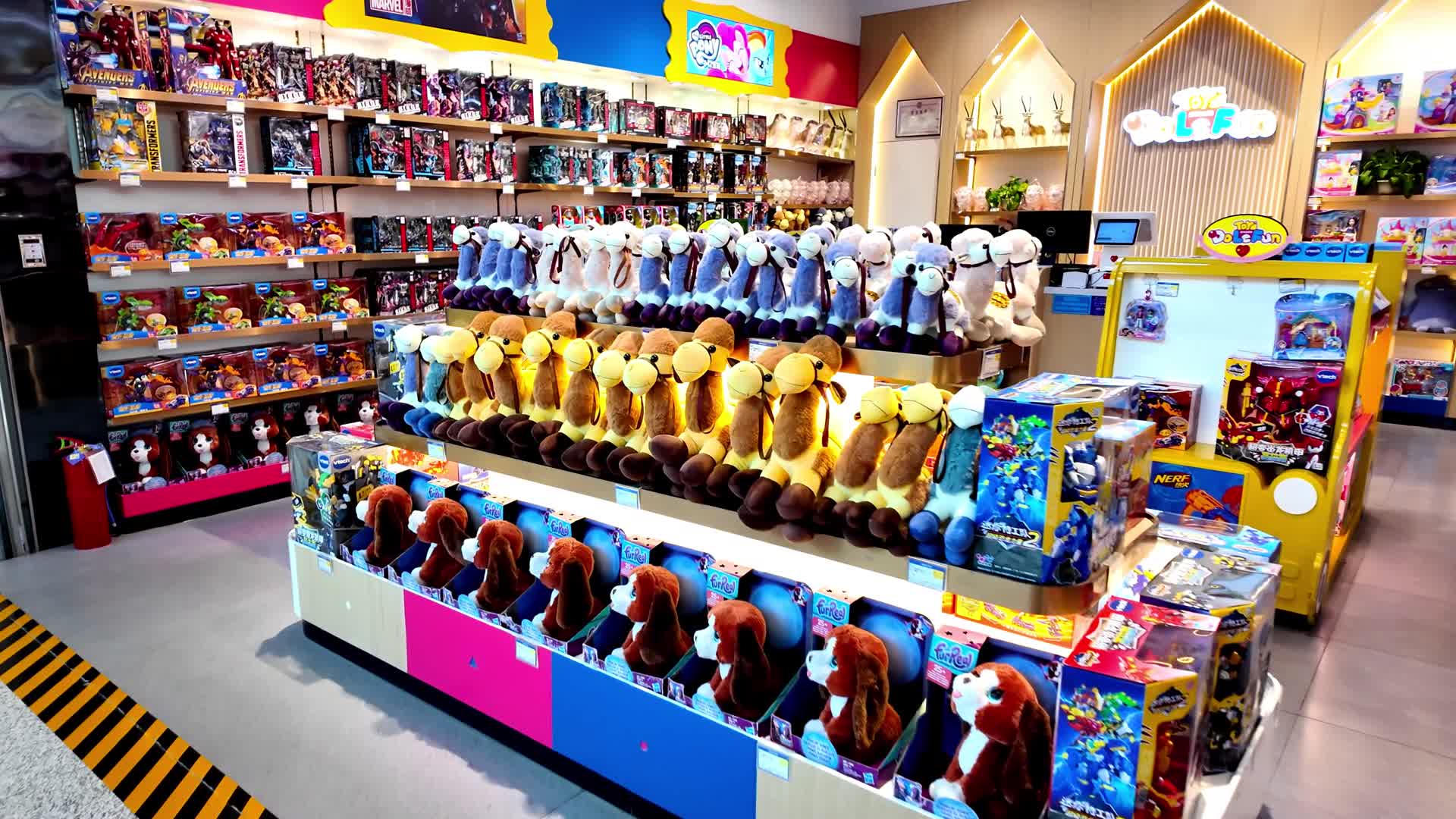 玩具店复仇者联盟冰雪奇缘玩偶变形金刚视频的预览图