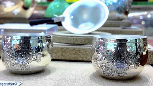 银器梳子镯子银碗筷子视频的预览图
