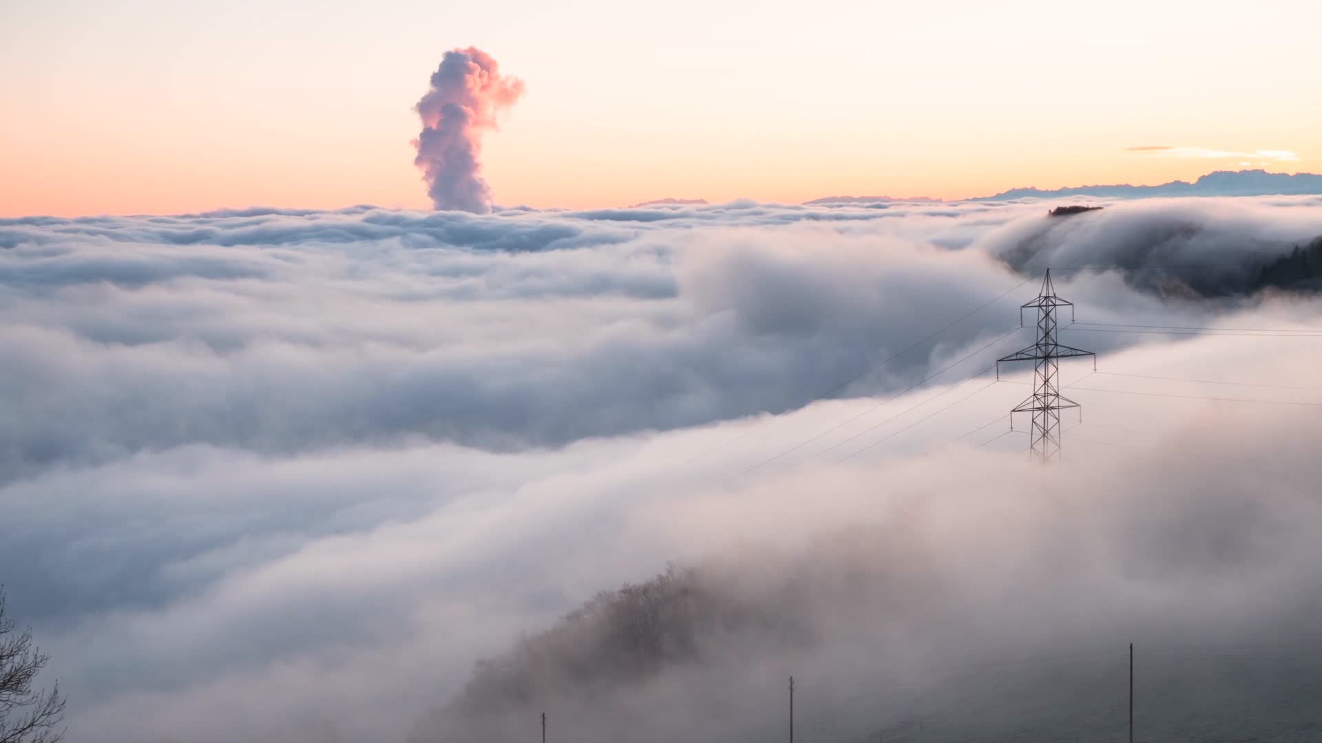 日出高山雾之海景观视频的预览图