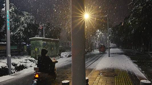 城市雪夜道路车辆路灯雪花视频的预览图