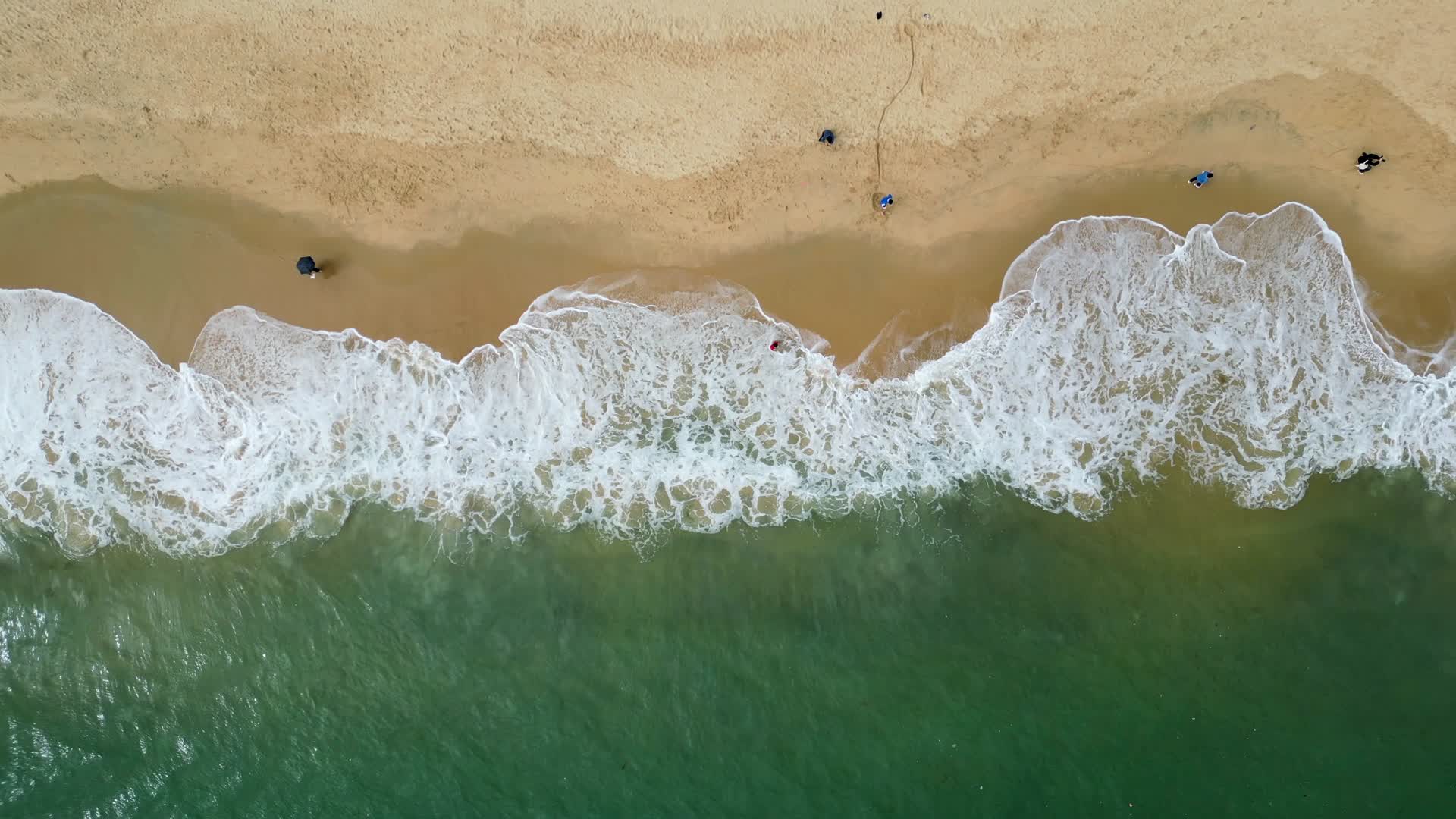 滨海城市海滩海浪潮汐航拍4K60视频的预览图