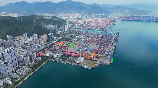 深圳盐田港集装箱码头航拍4K60视频的预览图