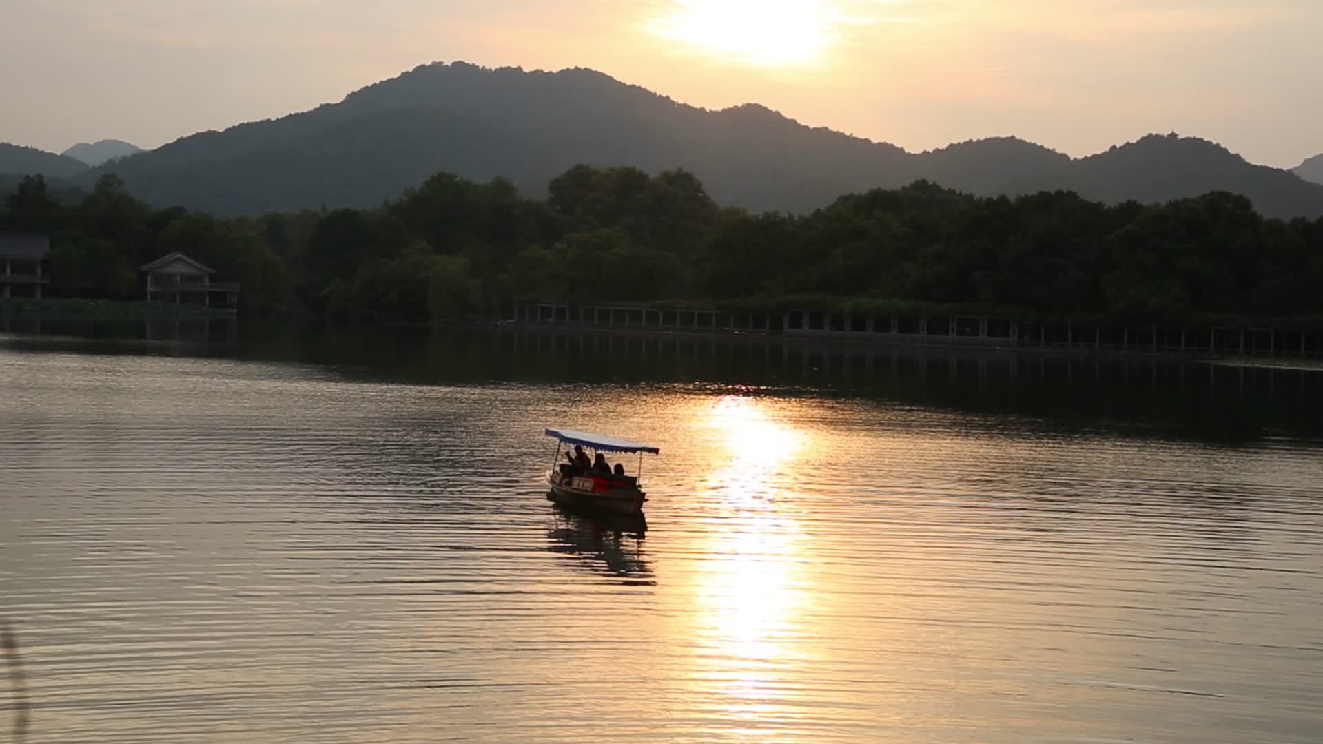 小船游览夕阳西下杭州西湖视频的预览图