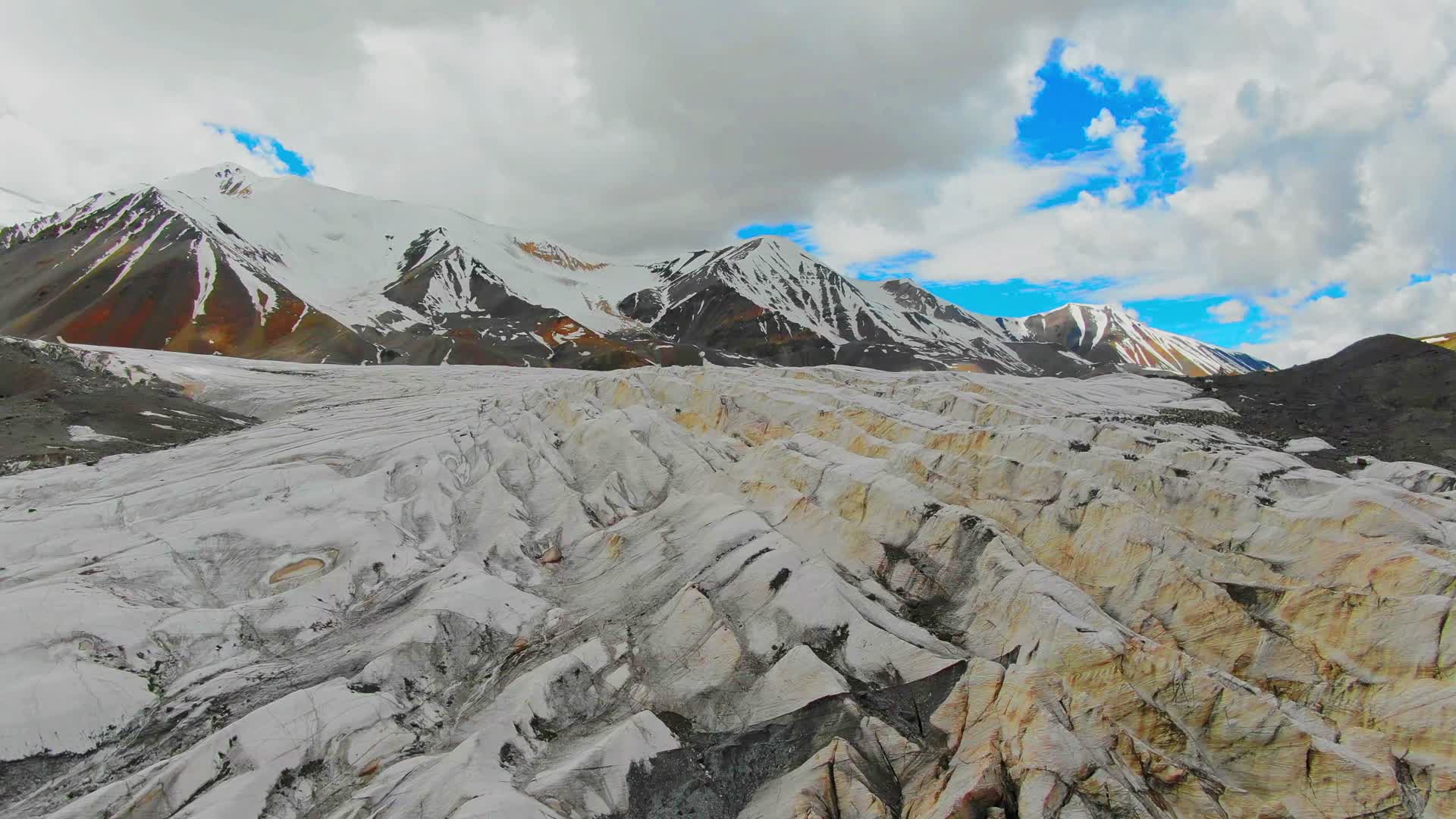 航拍青海果洛神山阿尼玛卿哈龙冰川视频的预览图