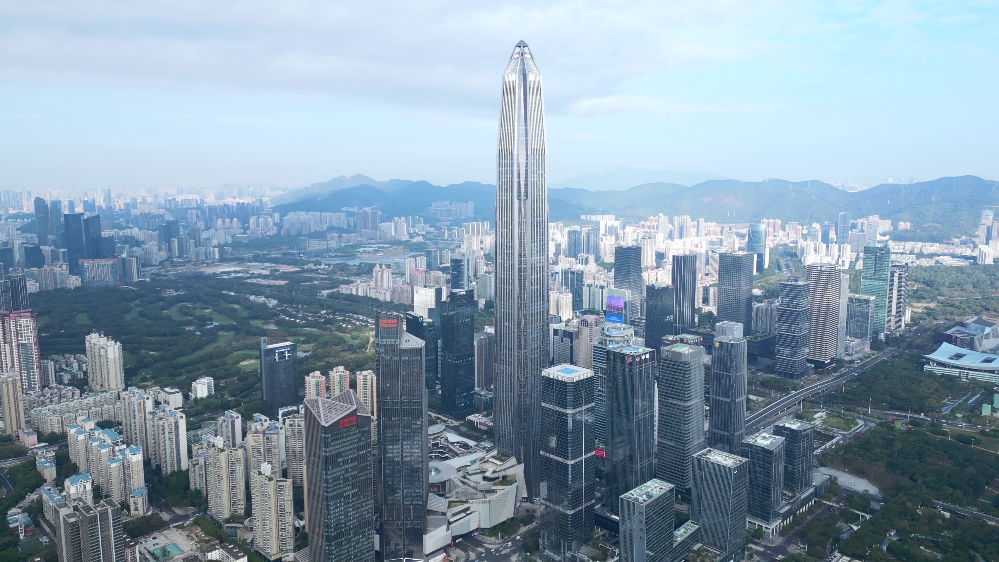 深圳平安金融中心大楼航拍4K60视频的预览图
