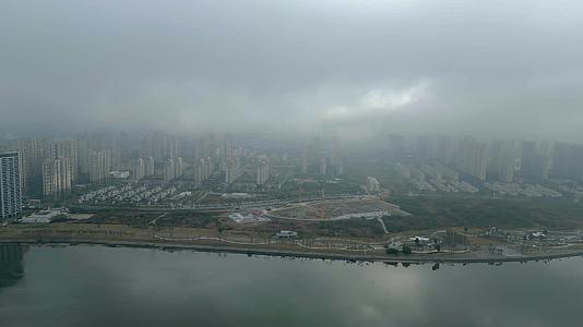 航拍厦门环东海域东岸晨雾缭绕视频的预览图