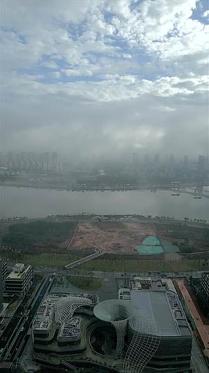航拍厦门环东海域晨雾缭绕视频的预览图