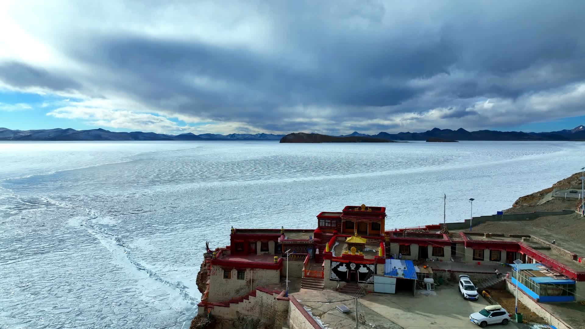 普莫雍错冬天夏天蓝冰气泡冰推瓦村寺视频的预览图