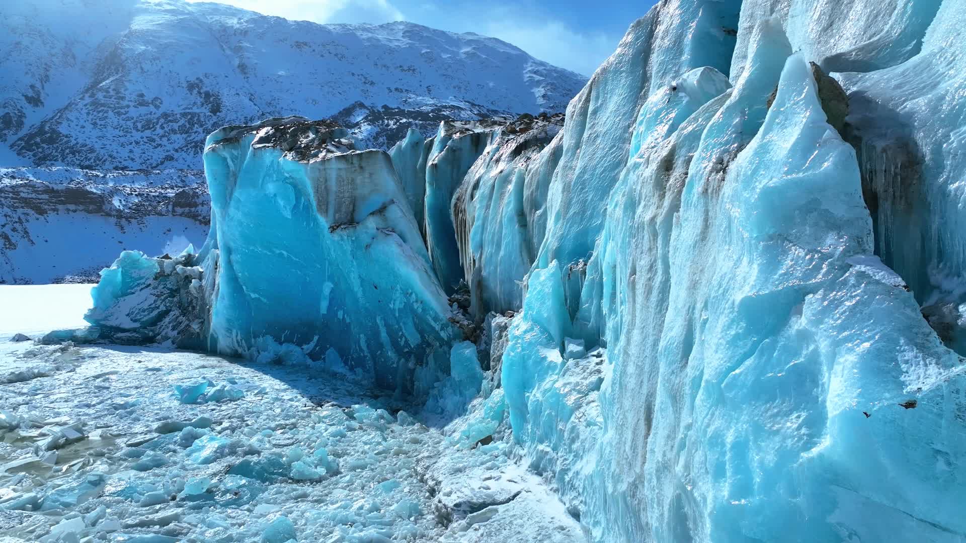 航拍手持来古冰川蓝冰冬季然乌湖视频的预览图