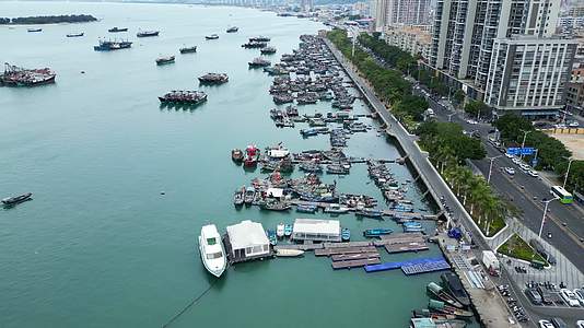 汕尾翡翠湾渔船城市航拍4K60视频的预览图