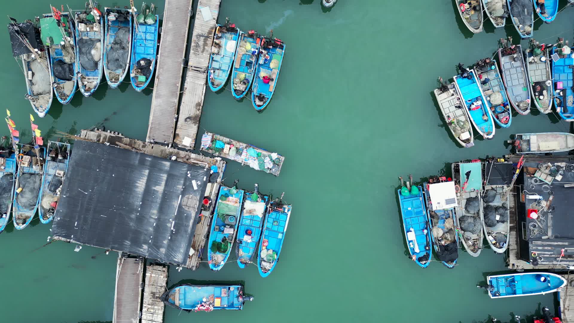 汕尾翡翠湾渔船城市航拍4K60视频的预览图