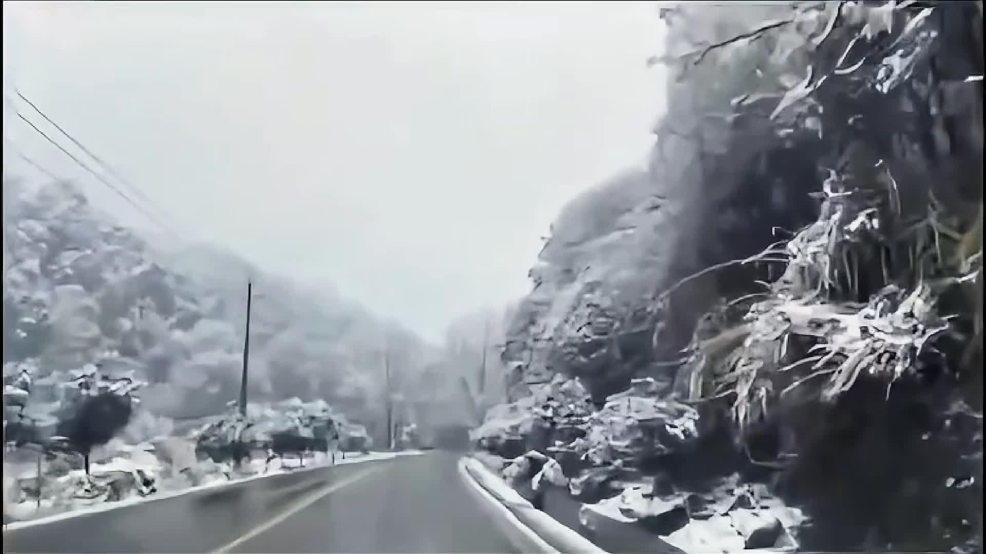 雪景公路山水树木视频的预览图