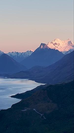 高清竖屏航拍新西兰格林诺奇清晨视频的预览图