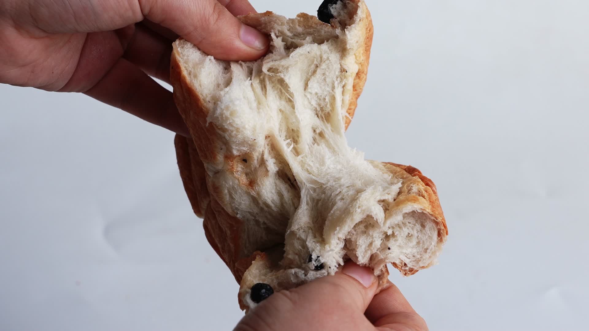 手撕面包特写早餐面包4K食品视频的预览图