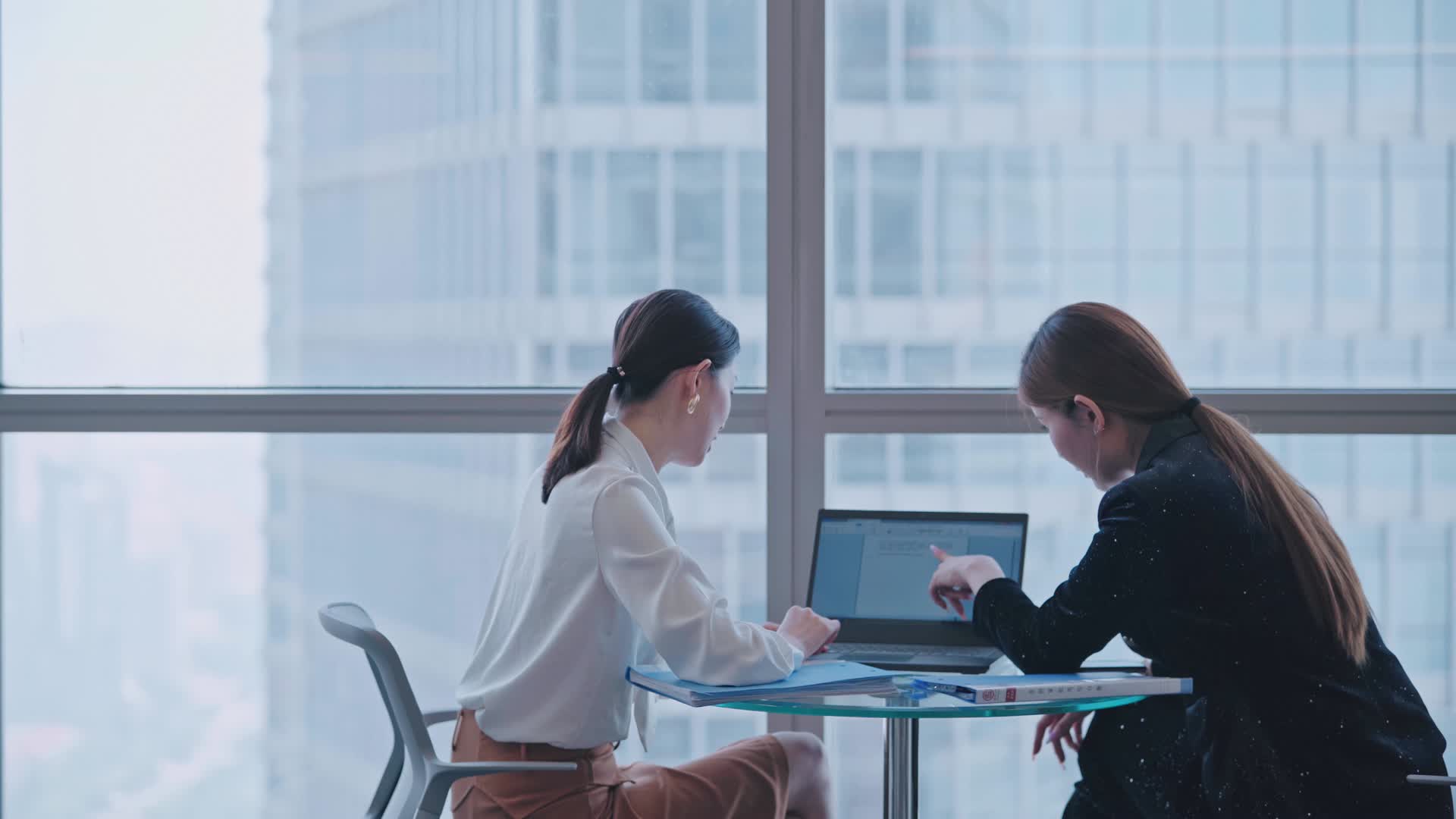 独立女性办公室工作视频的预览图