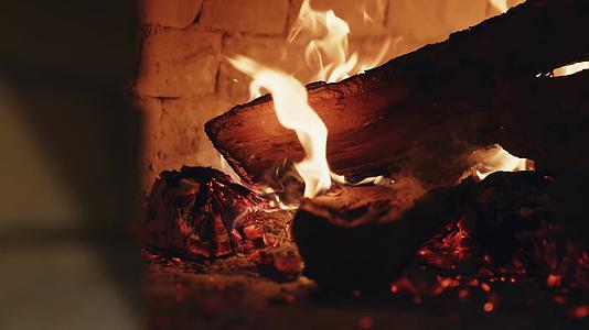 木炭烤炉壁炉木头果木视频的预览图