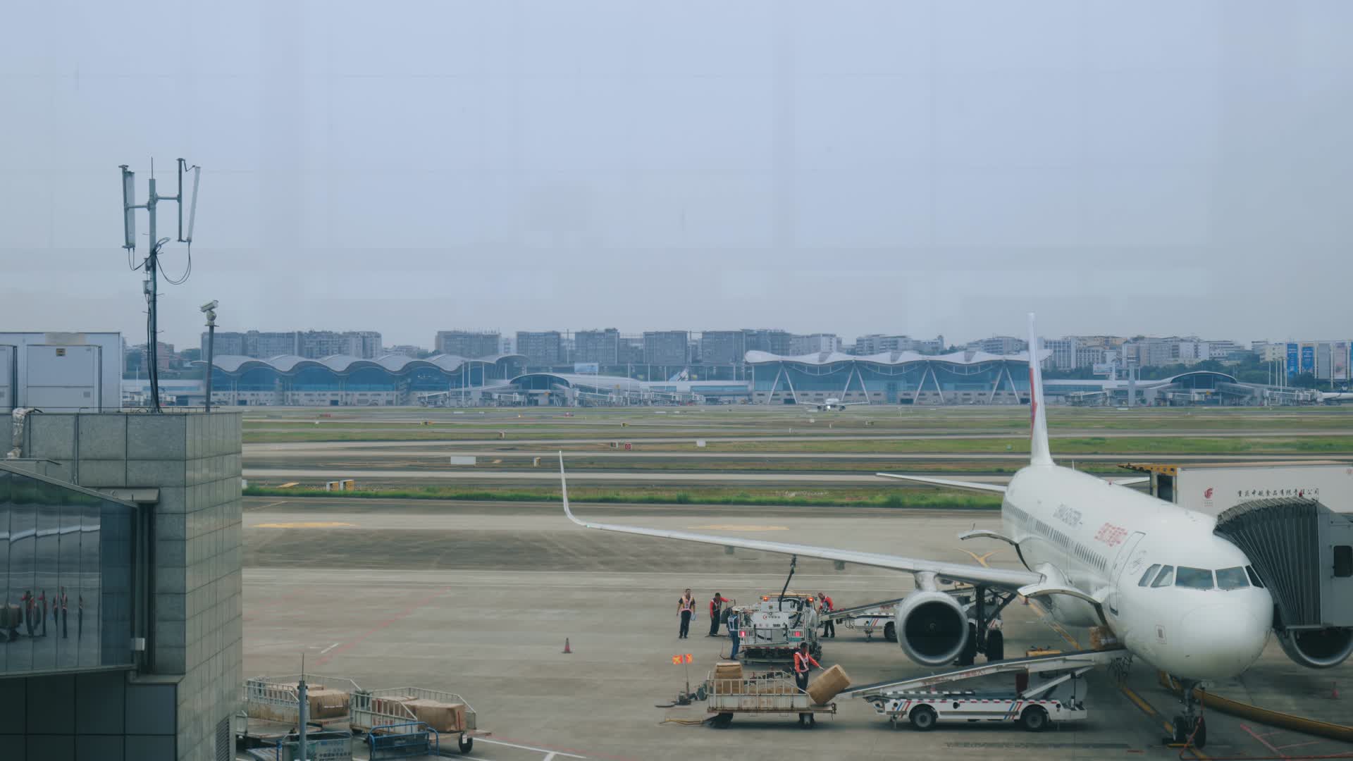东方航空机场廊桥视频的预览图