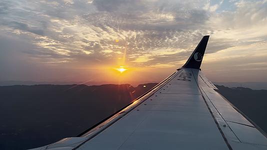 山东航空夕阳飞行降落机场视频的预览图